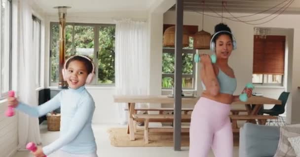 Moeder Kind Workout Het Huis Van Familie Met Halters Muziek — Stockvideo