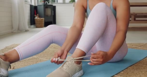 Yoga Kvinna Och Slips Skor Hemma Efter Stretching För Flexibilitet — Stockvideo