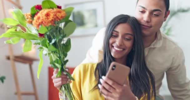 Para Bukiet Kwiatów Lub Telefon Domu Pokój Dzienny Walentynki Selfie — Wideo stockowe