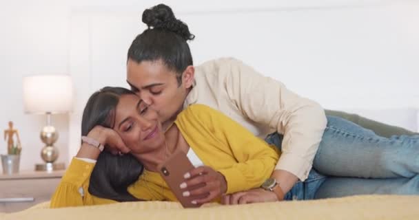 Pár Szerelem Telefon Miközben Egy Ágyban Egy Csók Ellátás Otthoni — Stock videók