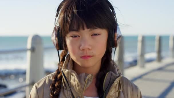 Enfant Visage Écouteurs Sur Promenade Plage Soleil Jeunesse Pour Liberté — Video