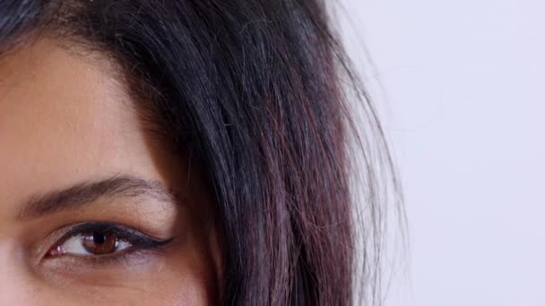 Спокусливі Щасливі Очі Жінки Баченням Збільшенням Обличчям Білого Студійного Фону — стокове відео