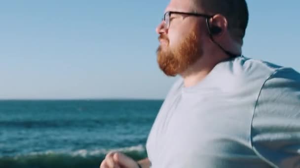 Fitness Artı Boy Kilo Vermek Için Plajda Koşan Adam Los — Stok video