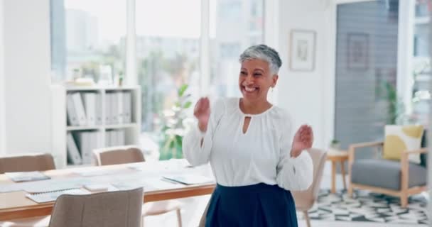 Kıdemli Kadın Yönetici Mutlu Kurumsal Başarıyla Dans Eden Terfi Sonrası — Stok video