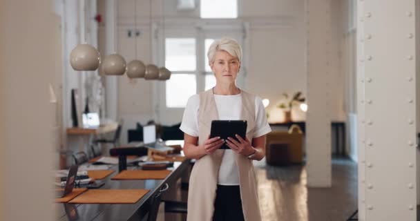 Cara Senior Mujer Negocios Tableta Digital Oficina Para Visión Éxito — Vídeos de Stock