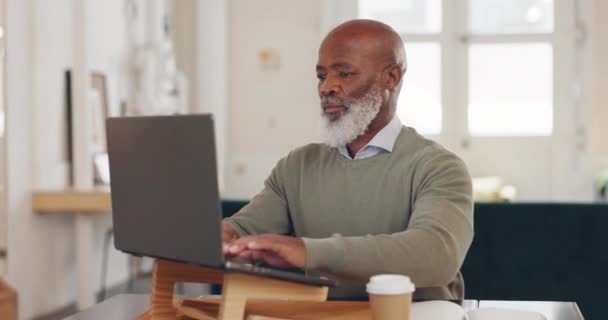 Laptop Typing Homem Negro Trabalho Remoto Sala Estar Sala Estar — Vídeo de Stock