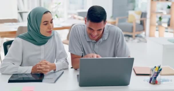 Muçulmano Laptop Mulher Com Gerente Planejando Marketing Digital Seo Estratégia — Vídeo de Stock