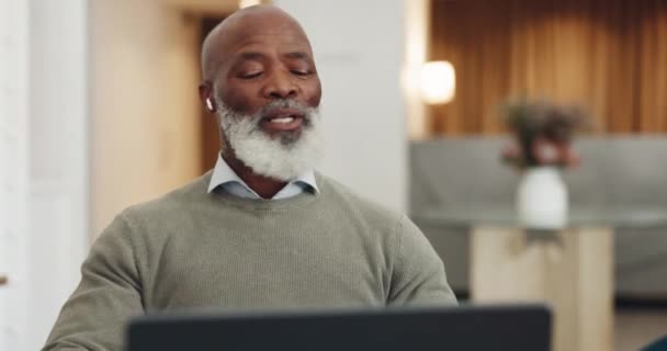 Kulaklıklar Dizüstü Bilgisayarlar Ofiste Görüntülü Görüşme Yapan Siyahi Adam Online — Stok video