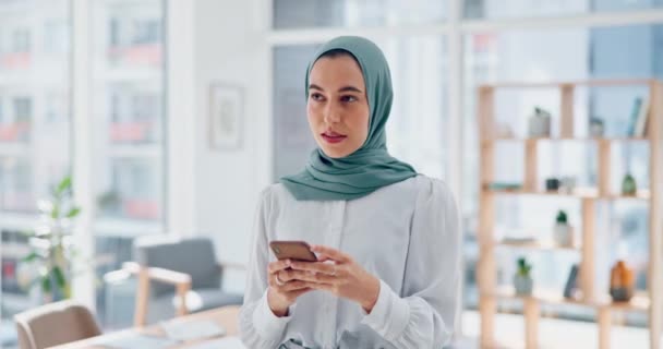 職場で自分のオフィスにテキストメッセージを入力するビジネスのイスラム教徒の女性と電話 思考やフィードバック イスラム教徒の女性従業員と連絡を取り合い モバイルとアイデア一人で仕事をしながら電子メールを読む — ストック動画