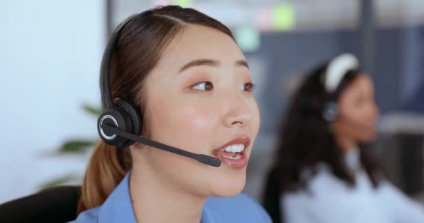 呼叫中心和亚洲女人在办公室咨询客户服务 与我们联系 电话营销和女性顾问 销售代理或客户支持工作者谈论工作场所的耳机 — 图库视频影像