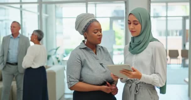 Tablet Mujer Negra Empleada Musulmana Planeando Una Estrategia Marketing Digital — Vídeos de Stock
