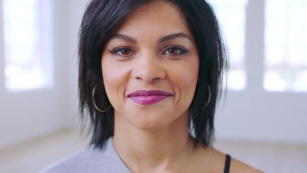 Rostro Mujer Sonrisa Para Felicidad Una Habitación Luminosa Con Maquillaje — Vídeos de Stock