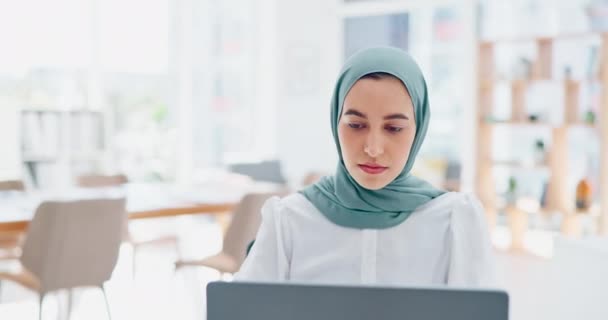 Εταιρική Muslim Γυναίκα Φορητό Υπολογιστή Γραφείο Για Την Επικοινωνία Ηλεκτρονικού — Αρχείο Βίντεο
