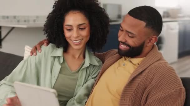 旅行网站上的平板电脑 网上购物或黑人夫妇计划蜜月旅行或在家中度假 数字或快乐的黑人女人与黑人男人谈论着或谈论着买卖 — 图库视频影像