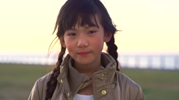 Азійка Маленька Дівчинка Обличчя Пляжі Посміхаються Прогулянки Заході Сонця Японії — стокове відео