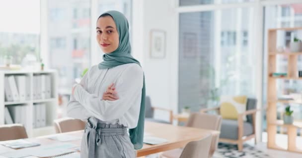 Islamică Femeie Sau Portret Unui Designer Musulman Mândrie Sau Zâmbet — Videoclip de stoc