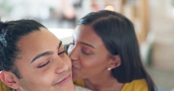 Beso Amor Sonrisa Con Una Pareja Diversidad Que Unen Sala — Vídeo de stock