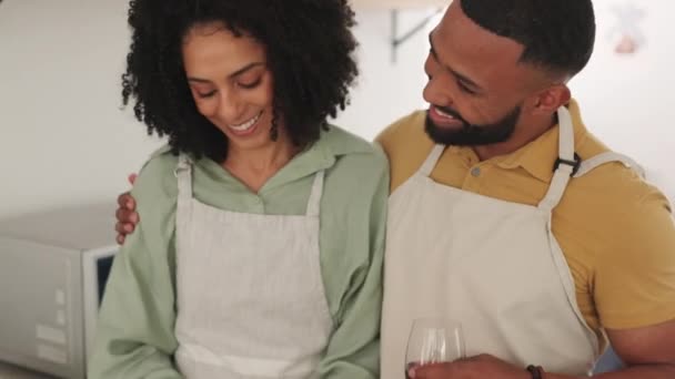Siyahi Bir Çift Mutfakta Konuşuyor Yemek Pişiriyor Beslenmek Için Şarap — Stok video