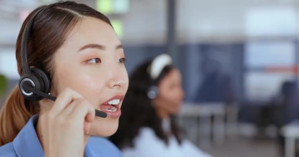呼叫中心 客户支持和销售与一位亚洲女性顾问在她的办公室的耳机工作 联络我们 电子商贸及零售界 与一名在工作电话咨询的女性雇员联络 — 图库视频影像