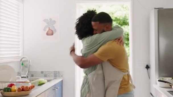 Pareja Cocina Abrazo Matrimonio Joven Personas Casa Cocinando Con Amor — Vídeos de Stock