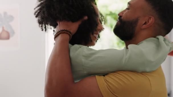 Casal Amor Abraço Beijar Testa Casa Casa Sala Estar Lua — Vídeo de Stock