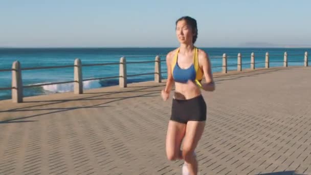 Asiático Running Playa Con Mujer Entrenamiento Fitness Entrenamiento Corporal Bienestar — Vídeos de Stock