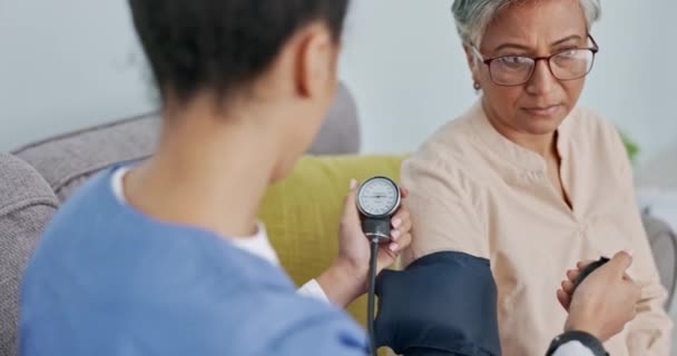 Krankenschwester Altenpflegerin Und Blutdruckkontrolle Für Gesundheit Und Wohlbefinden Oder Älterer — Stockvideo