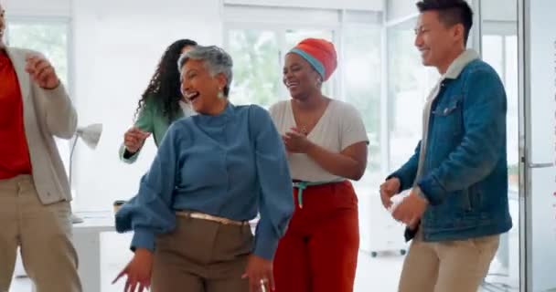 Деловые Люди Танцующие Прославляющие Разнообразие Офисе Успех Счастье Сплоченность Коллектива — стоковое видео