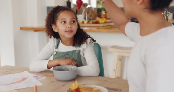 Moeder Kind Aardbeien Voeden Huis Thuis Keuken Voor Ontbijt Gezond — Stockvideo