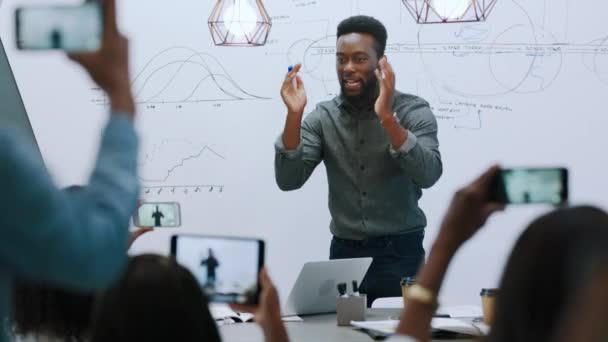 Businessman Black Man Workshop Leadership Business Meeting Black Business Phone — 비디오