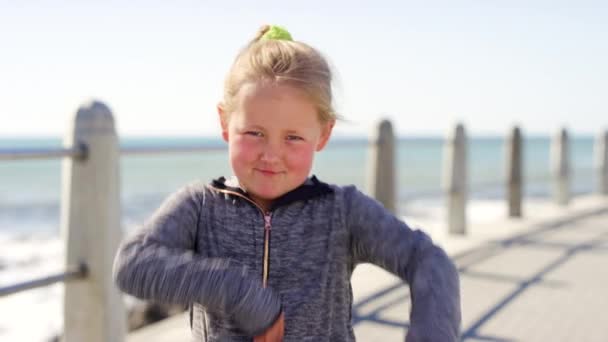 Młoda Dziewczyna Dziecko Twarz Plaża Uśmiechu Niegrzeczny Lub Portret Letnim — Wideo stockowe