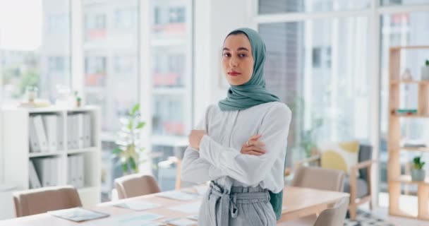 ウェブデザインスタートアップのビジョン 成功と目標のために イスラム教徒の幹部 女性と腕を組んでオフィスで交差した顔 夢とドバイの革新とイスラムビジネスリーダー ミッションと焦点 — ストック動画