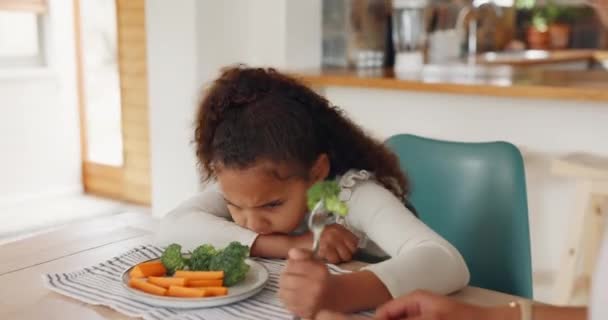 Mãe Irritada Criança Menina Com Legumes Brócolis Alimentos Saudáveis Para — Vídeo de Stock