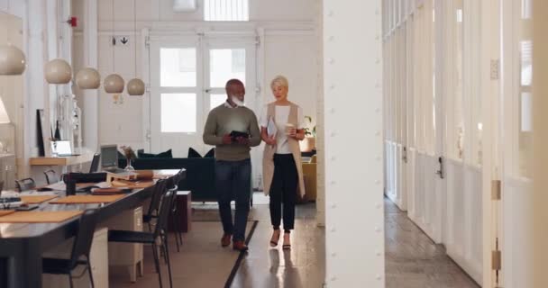 老年人 有创意的商人和平板电脑在办公室里散步 进行项目讨论 规划或公司创业 老年男女在会议室或会议室里散步和交谈 — 图库视频影像
