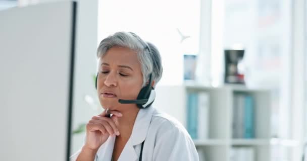 Ηλικιωμένη Γυναίκα Γιατρός Και Σύμβουλος Τηλεπικοινωνιών Online Συμβουλές Έκθεση Ιατρική — Αρχείο Βίντεο
