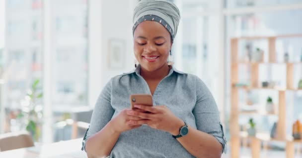 ソーシャルメディア テキストメッセージやコミュニケーションやオフィスのスタートアップでチャットのための創造的な黒人女性 電話や笑顔 幸せなアフリカ系アメリカ人女性従業員がスマートフォンでオンライン会話のために笑顔 — ストック動画