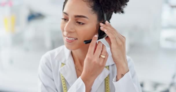 呼叫中心 Crm咨询和妇女电话营销 快乐的支持和咨询建议在电脑上 与我们联系 接待员和客户服务人员在Pc上的技术支持 — 图库视频影像