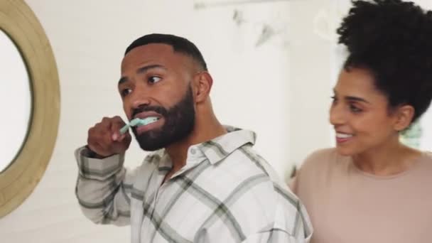 Szczęśliwa Para Kobieta Mężczyzna Testem Ciążowym Łazience Podczas Mycia Zębów — Wideo stockowe