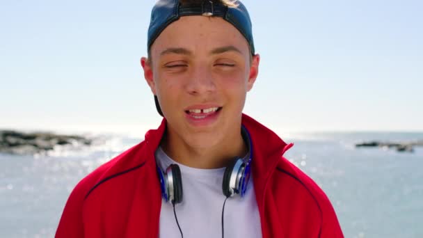 Gen Nastolatek Plaża Twarz Słuchawkami Muzyka Moda Letnim Słońcu Uśmiechem — Wideo stockowe