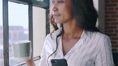 Pencere, iş ve kahve ile siyah kadın, düşünmek ve planlama için gevşemek. Jamaikalı kadın, kadın girişimci ve akıllı telefonlu çay, şirket kurma fikri ve iş yerinde pazarlama stratejisi.