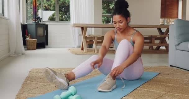 Home Workout Meisje Voorbereiding Met Schoenen Stropdas Voor Body Training — Stockvideo