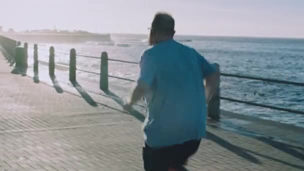 Fitness Größe Und Mann Die Strand Entlang Laufen Gewicht Verlieren — Stockvideo