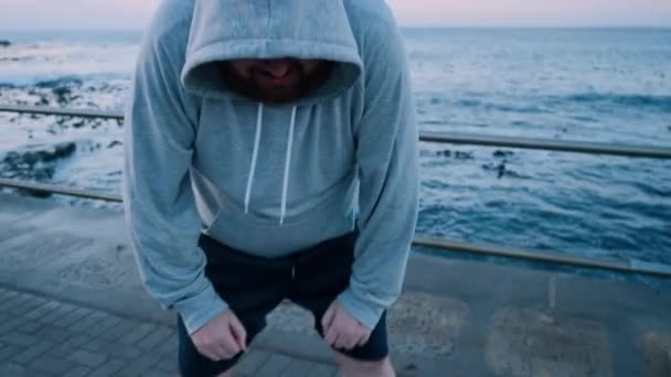 Fitness Ćwiczenia Twarz Zmęczonego Grubasa Promenadzie Plaży Treningu Cardio Kapturem — Wideo stockowe