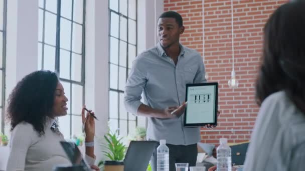 Presentatie Digitaal Bureau Zwarte Man Met Tablet Voor Marketing Chart — Stockvideo