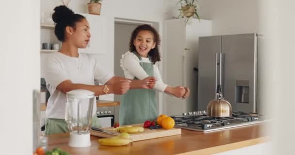 Baile Feliz Madre Hijo Cocina Para Desayuno Mañana Libertad Tiempo — Vídeos de Stock