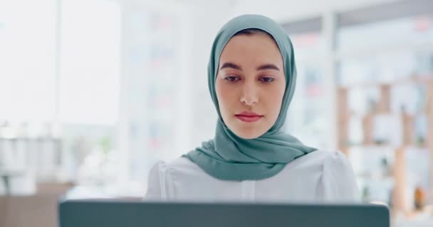 Islamisk Kvinna Bärbar Dator Och Fokus Arbetar Kontor Med Hijab — Stockvideo