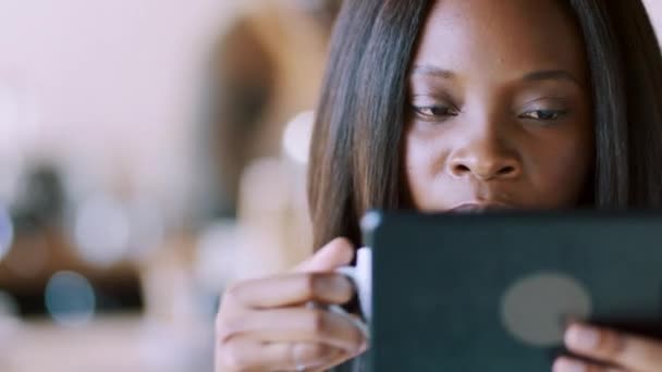 Koffie Tablet Zwarte Vrouw Lezen Mail Web Communicatie Nieuws Technologie — Stockvideo