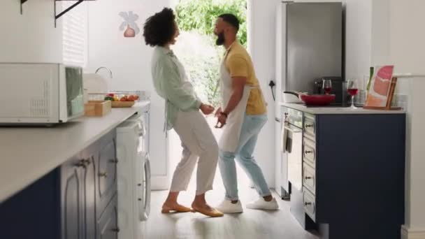 Svart Par Glad Dans Och Matlagning Köket För Komisk Kvalitetstid — Stockvideo