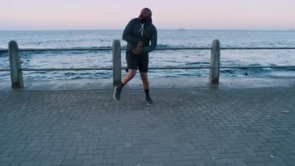 Runner Salute Fitness Uomo Nero Danza Successo Spiaggia Mare Mare — Video Stock