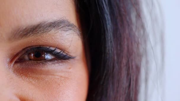 Metade Cara Visão Olho Mulher Negra Estúdio Isolado Fundo Cinza — Vídeo de Stock